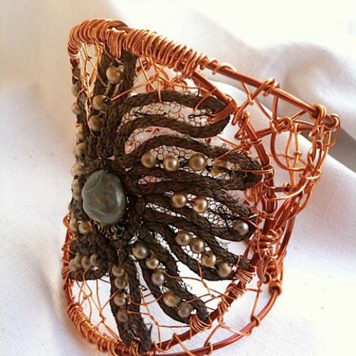 Bracelet manchette dentelle et fil de cuivre verni-vendu