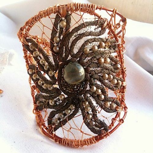 Bracelet manchette dentelle et fil de cuivre verni-vendu