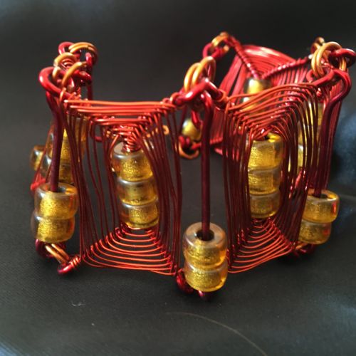 Bracelet rectangles rouges-fil de cuivre verni, perles de verre-longueur environ 17cm-42 euros