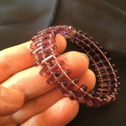 Bracelet violet-perles de verre et fil mémoire de forme-18 euros-envoi possible