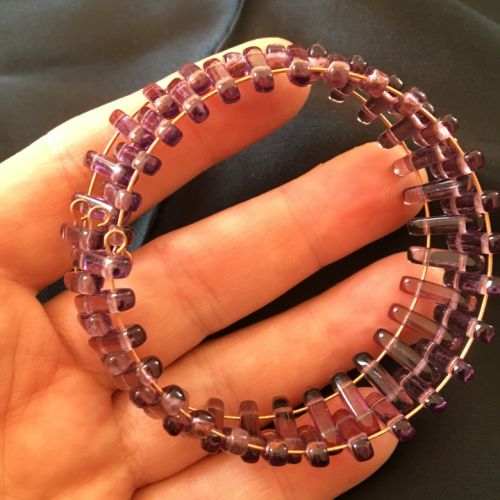 Bracelet violet-perles de verre et fil mémoire de forme-18 euros-envoi possible