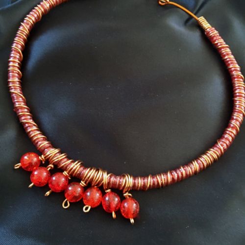 Collier perles rouges-cuivre verni, perles de verre, scoubidou-25 euros-envoi possible