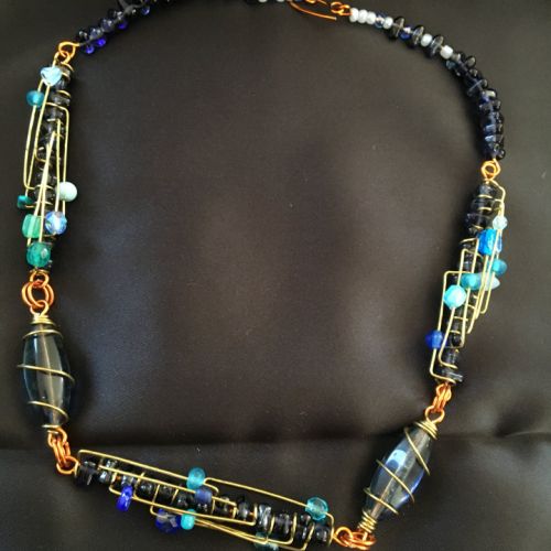 Collier satellite-perles de verre, fil de cuivre verni et de laiton-32 euros-envoi possible