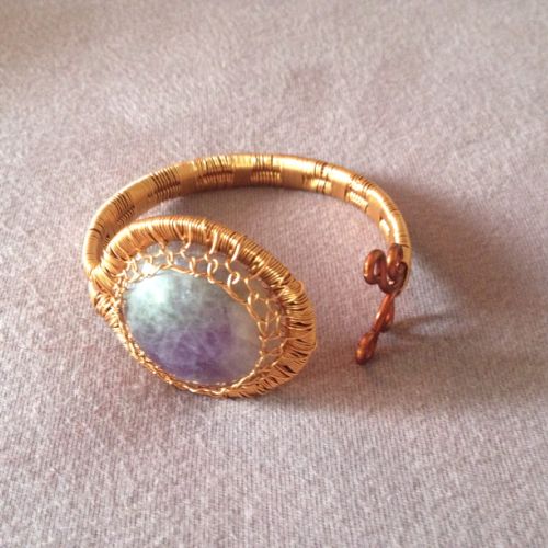 Bracelet Amethyste-cuivre verni, améthyste-rigide, adaptable à plusieurs tailles de poignet-42 euros
