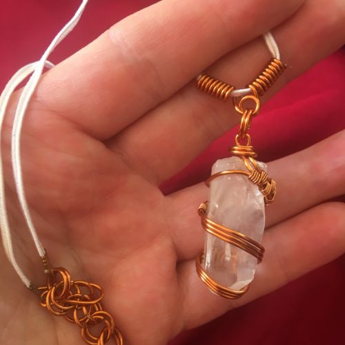Pendentif cristal de roche-cuivre verni, cristal, fil de coton-22 euros-envoi possible
