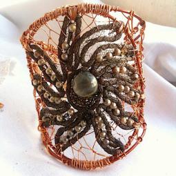 Bracelet manchette dentelle et fil de cuivre verni-vendu