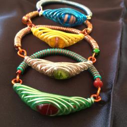 Bracelet scouboeil-perles de verre, cuivre verni, scoubidous-12 euros piece-envoi possible