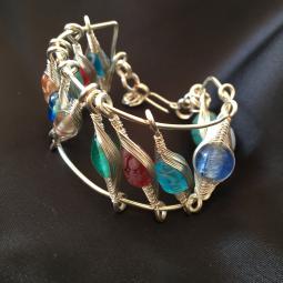 Bracelet oeils d'eau-cuivre plaqué argent, perles de verre. 38 euros