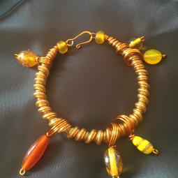 Bracelet scoubi jaune-cuivre verni, perles de verre, scoubidou-25 euros-envoi possible