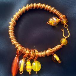 Bracelet scoubi jaune-cuivre verni, perles de verre, scoubidou-25 euros-envoi possible