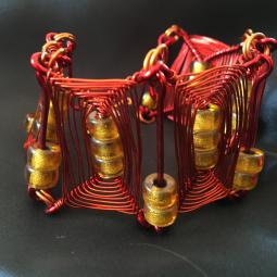 Bracelet rectangles rouges-fil de cuivre verni, perles de verre-longueur environ 17cm-42 euros