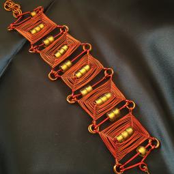 Bracelet rectangles rouges-fil de cuivre verni, perles de verre-longueur environ 17cm-42 euros