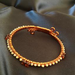 Bracelet simple-cuivre verni, perles de rocaille-10 euros -envoi possible 