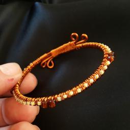 Bracelet simple-cuivre verni, perles de rocaille-10 euros -envoi possible