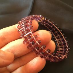 Bracelet violet-perles de verre et fil mémoire de forme-18 euros-envoi possible