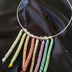 Collier arc-en-ciel-perles de verre, cuivre argenté, scoubidou-25 euros-envoi possible