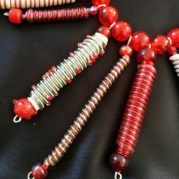 Collier fantaisie rouge-cuivre argenté, perles de verre, scoubidous-38 euros-envoi possible