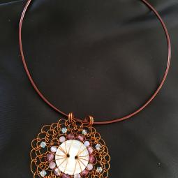 Collier rosace rose-cuivre verni, perles de verre et bouton en nacre-20 euros-envoi possible