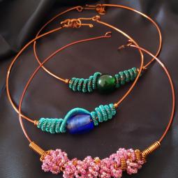 Collier simple-perles de verre et rocaille, cuivre verni-16 euros-envoi possible