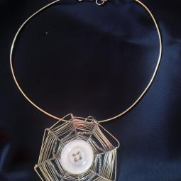 Pendentif toile d'araignée-bouton en nacre, fil de cuivre argenté, perles de rocaille-25 euros-envoi possible