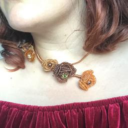 collier fleurs cuivrées-perles de verre et rocaille, cuivre verni-60 euros-envoi possible
