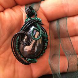 pendentif hématite-hématite, cuivre verni, ruban organza-35 euros-envoi possible