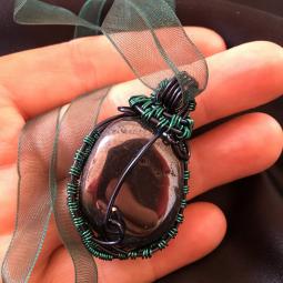 pendentif hématite-hématite, cuivre verni, ruban organza-35 euros-envoi possible