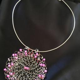 Collier rosace rose-cuivre argenté, perles de verre et rocaille-28 euros-envoi possible